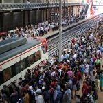 Cientos de personas en la estación de cercanías de Atocha (Madrid)