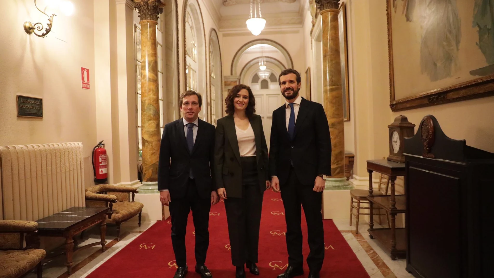 El alcalde de Madrid, José Luis Mártínez-Almeida, junto con la presidenta madrileña, Isabel Díaz Ayuso, y el presidente del PP, Pablo Casado