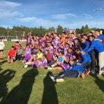 Los jugadores del Becerril celebrando el ascenso a Tercera