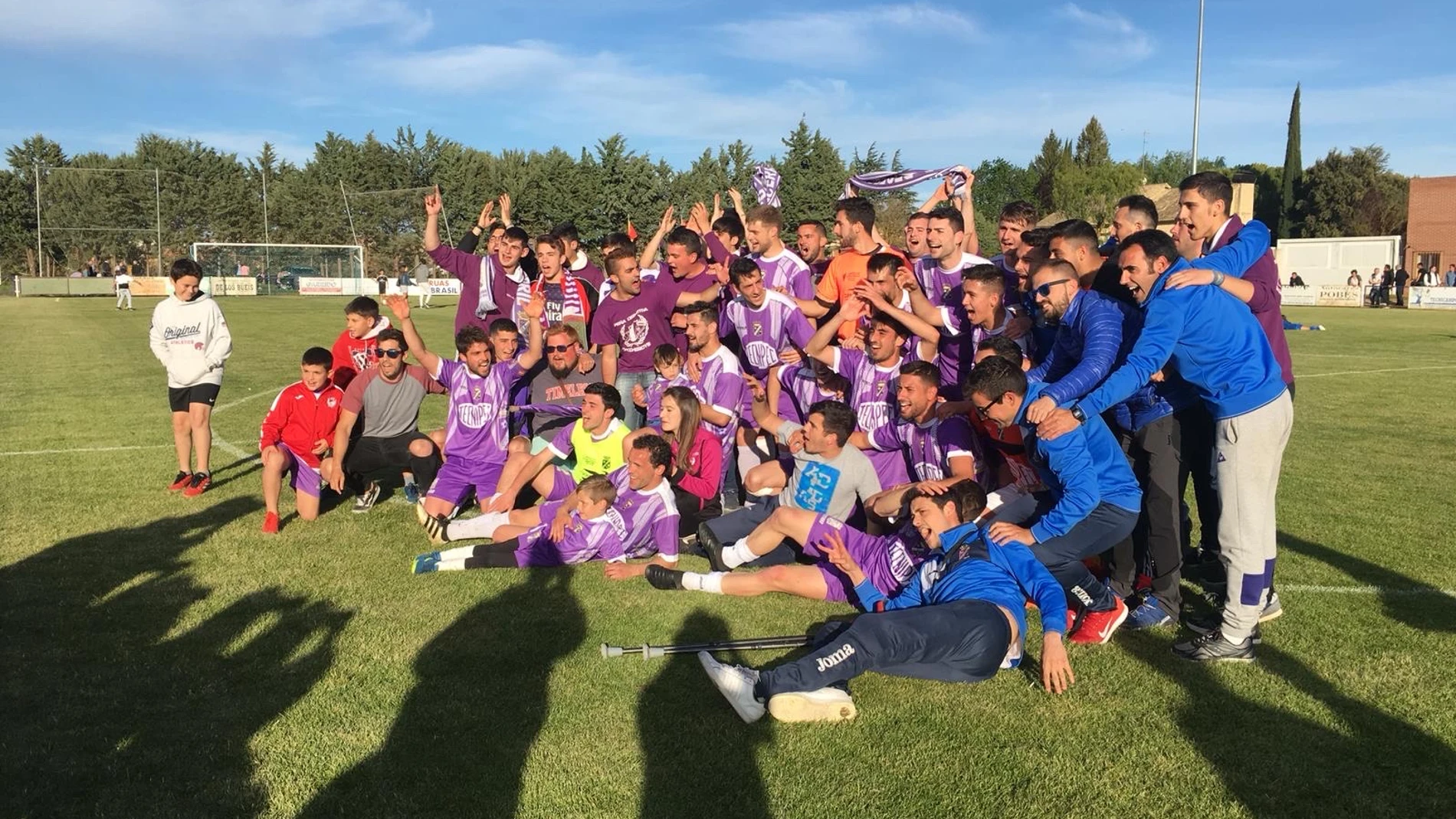 Los jugadores del Becerril celebrando el ascenso a Tercera