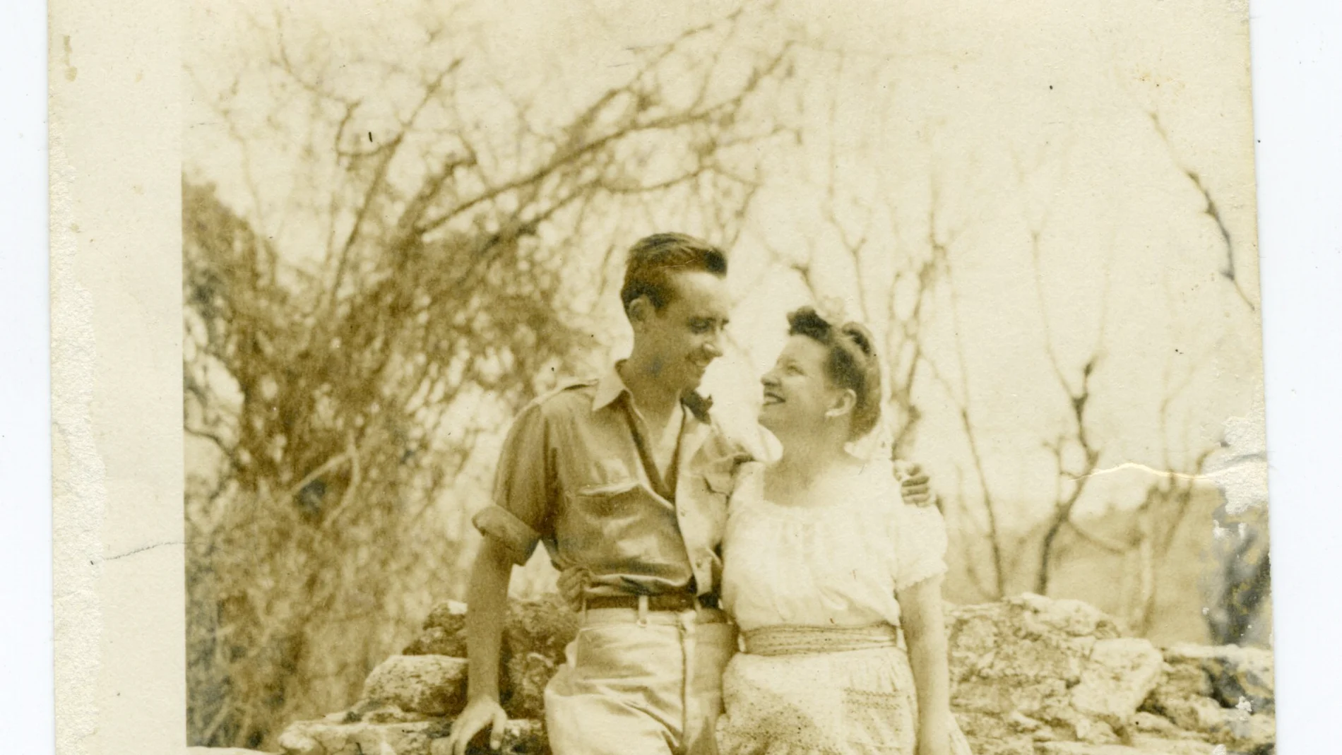 Virgilio Fernández del Real junto a Gene Byron, su primera mujer, en Taxco (México)