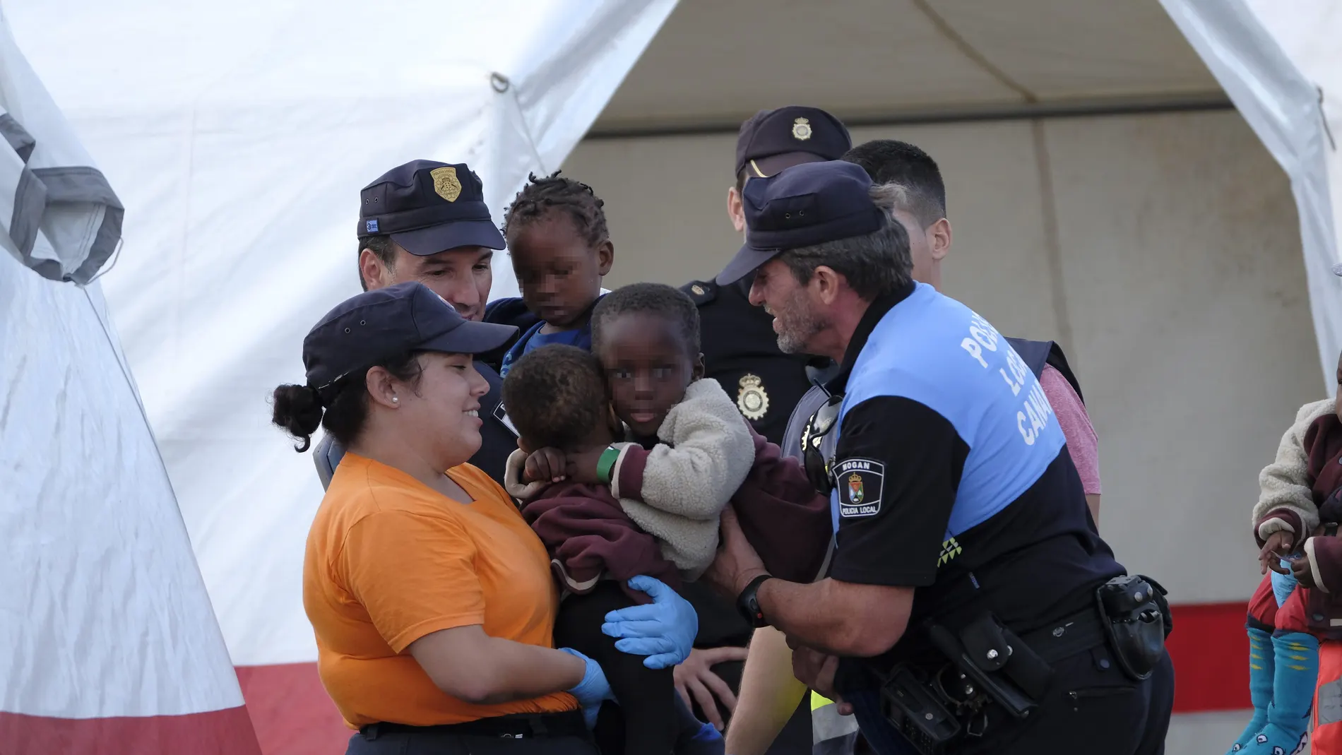 Rescatan a seis bebés y dos niños de dos pateras que se dirigían a Canarias