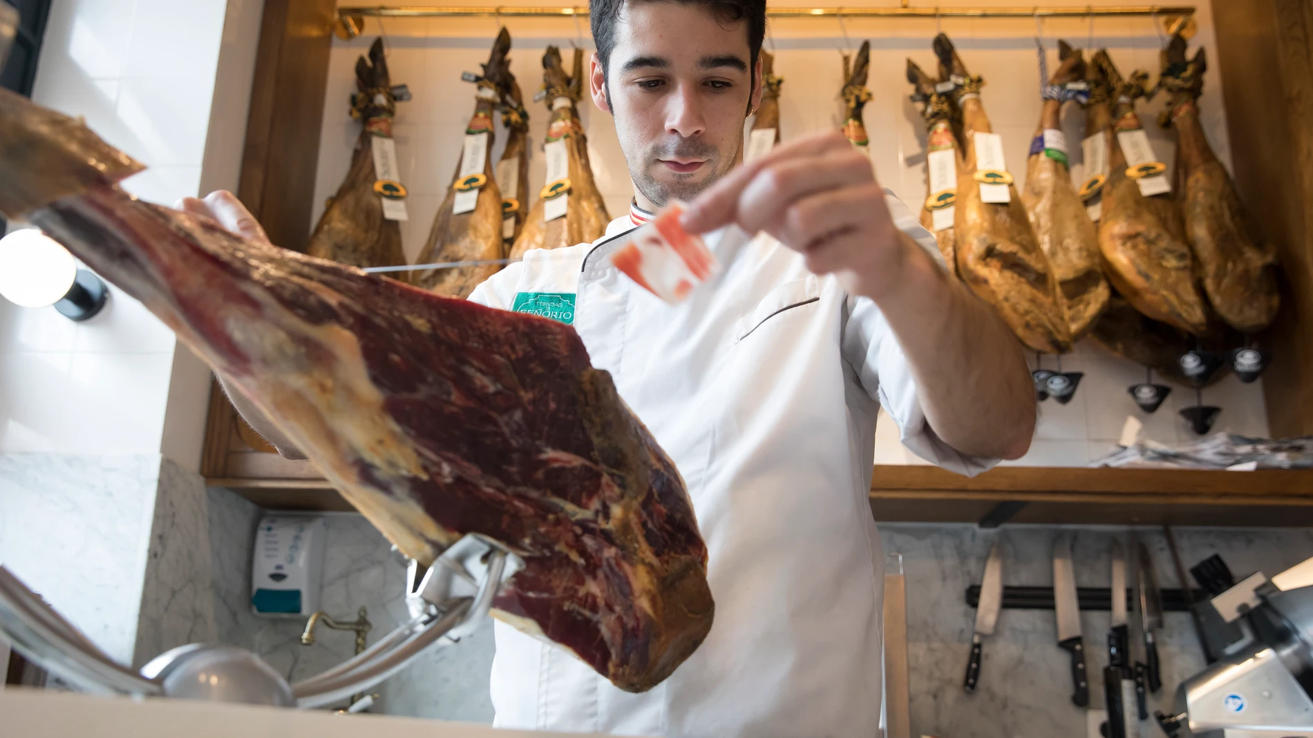 Madrid. 12/12/19. Maestro jamonero Jesús Recuero González, del restaurante Culto al ibérico. © Luis Díaz.