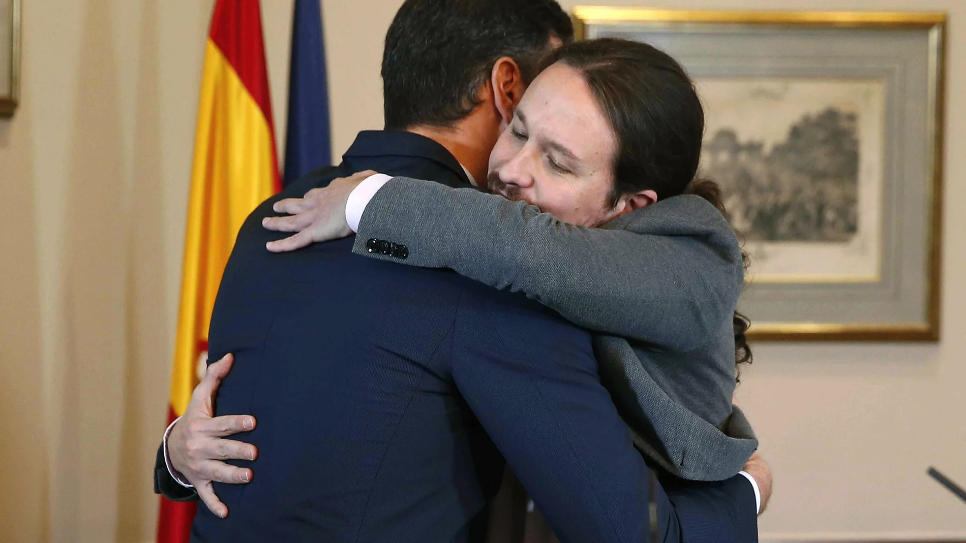 Sánchez e Iglesias se abrazan tras la firma de un acuerdo de Gobierno