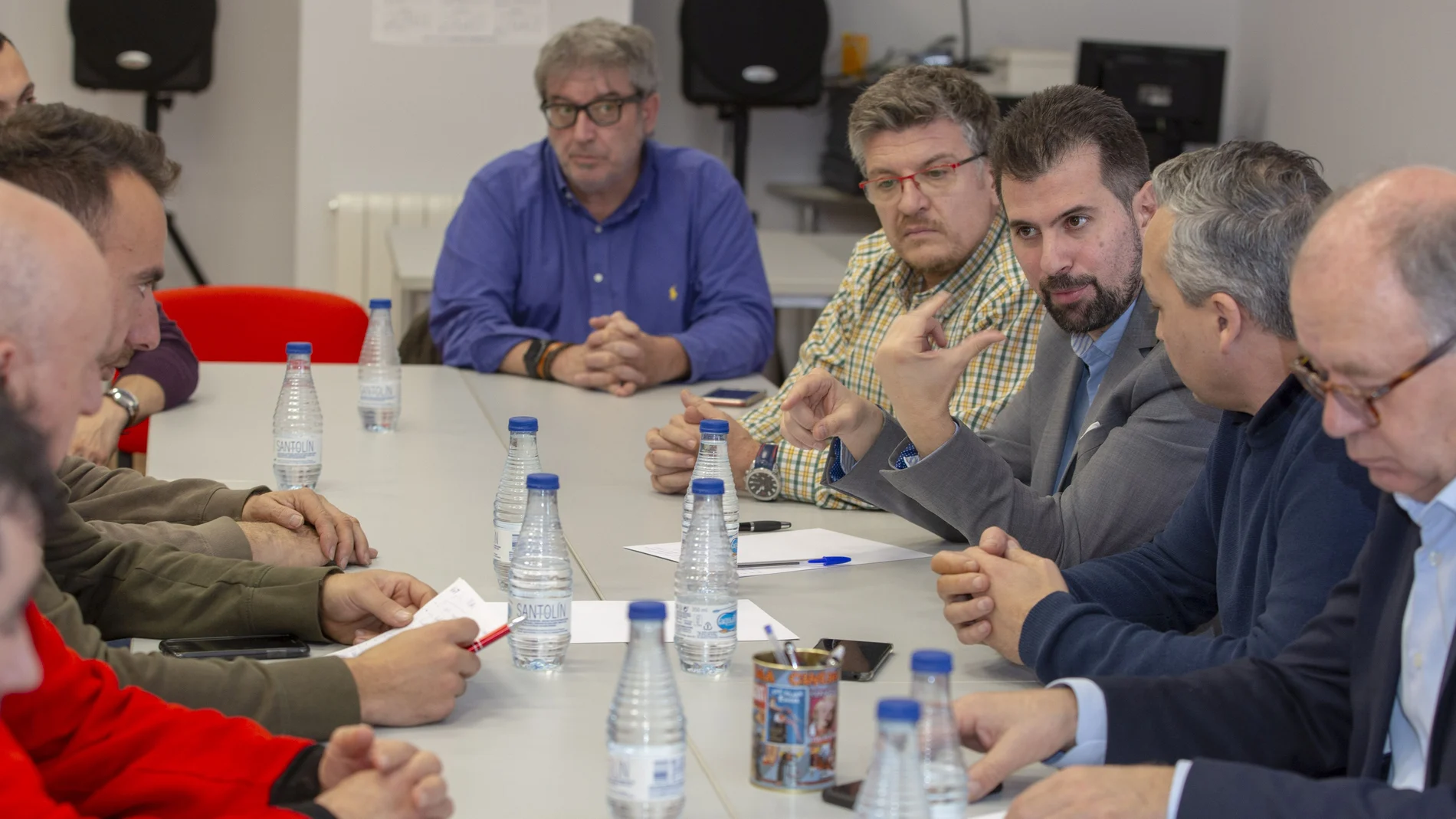 El secretario regional del PSOE, Luis Tudanca, se reúne con representantes de UGT de las empresas auxiliares de Nissan en Ávila
