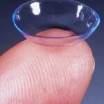 La presbicia es un defecto ocular asociado a la edad -aparece generalmente entre los 40 y los 45 años- y, debido al envejecimiento del cristalino, ocasiona dificultad para ver de cerca