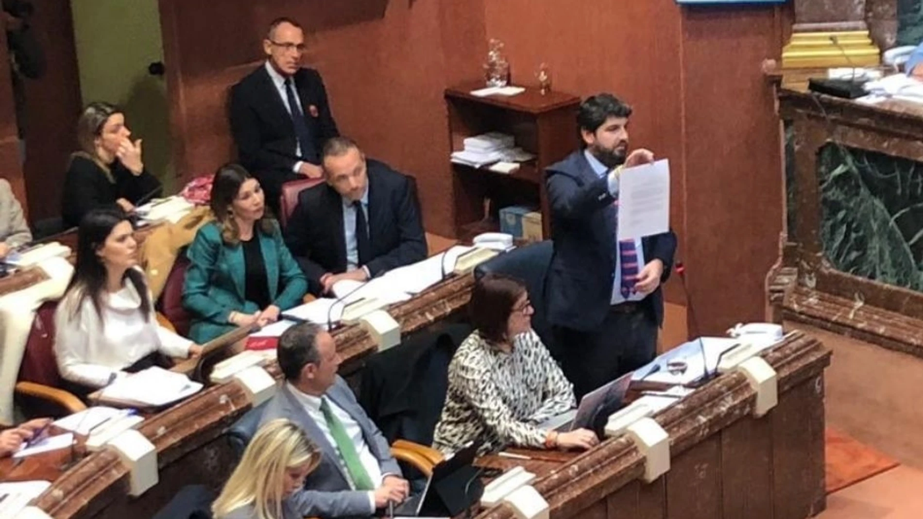 El presidente regional, Fernando López Miras, muestra el documento que el PSOE remitió a la Consejería de Agua el pasado 16 de octubre declinando la propuesta de participar en la elaboración de la Ley de Protección Integral del Mar Menor