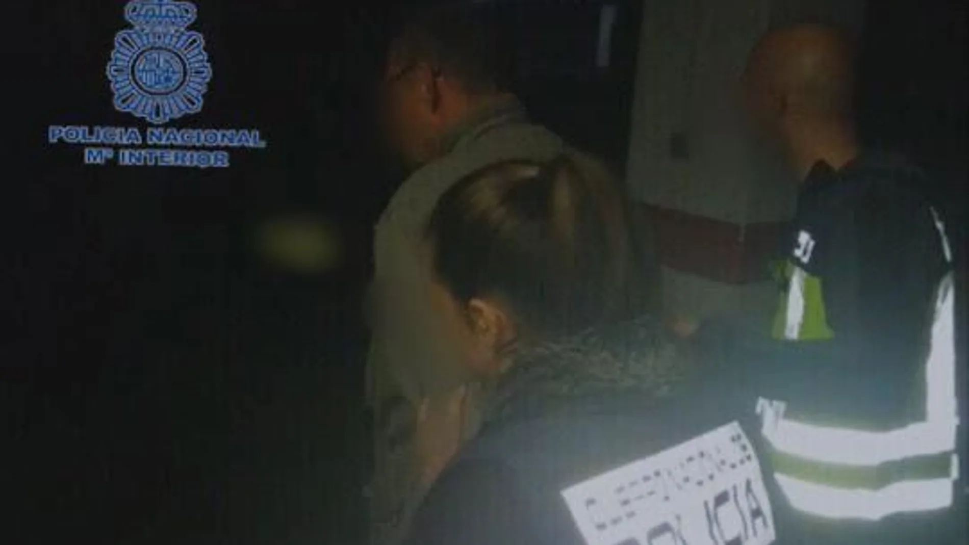 La Policía de Benidorm inició la investigación para tratar de localizar al prófugo y lo encontraron dentro de una comunidad de vecinos