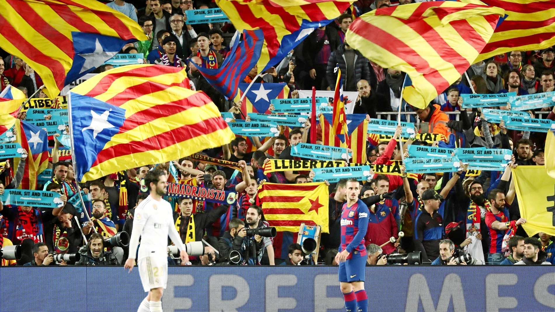 Las pancartas en el Camp Nou fueron las habituales y los controles para entrar al estadio, exhaustivos
