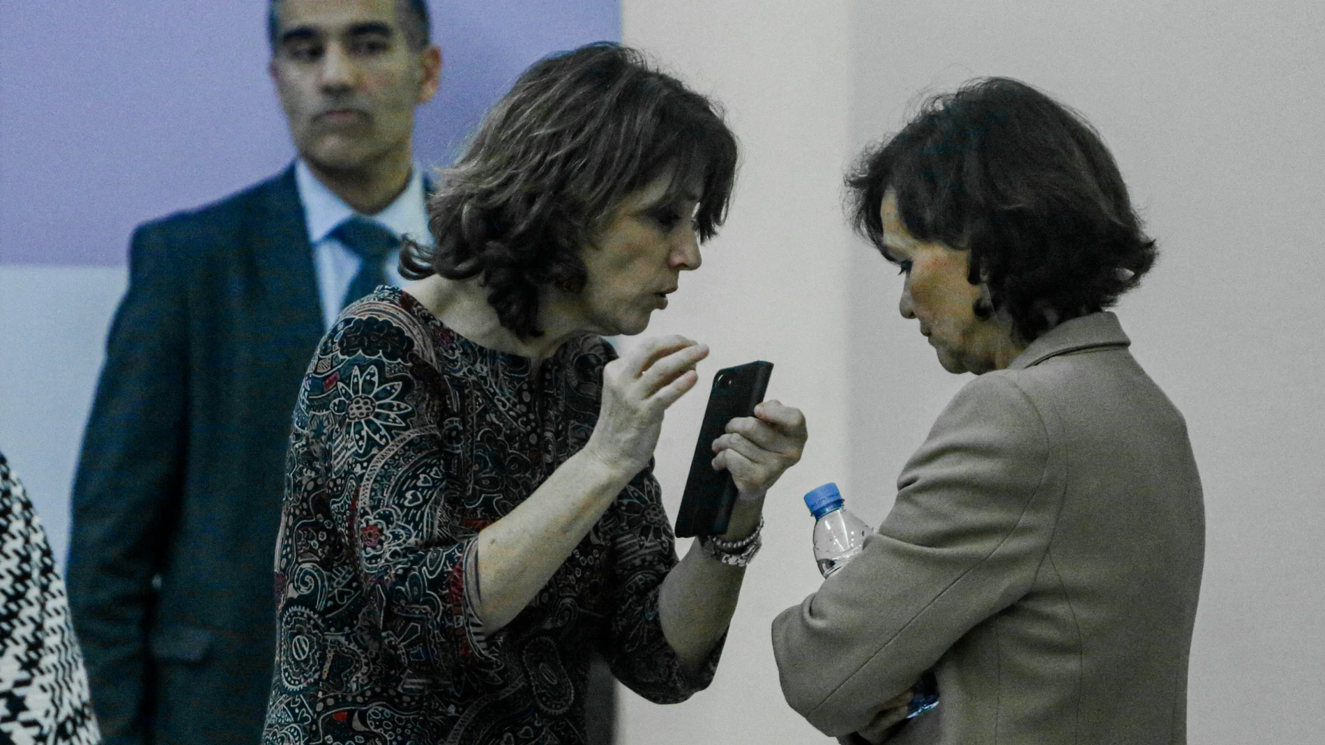 La ministra de Justicia, Dolores Delgado, habla con la vicepresidenta del Gobierno, Carmen Calvo, tras la sentencia del TJUE sobre la inmunidad de Junqueras