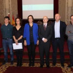 La presidenta de la Diputación Ángeles Armisén (C), junto al vicepresidente primero y diputado de Promoción Económica, Luis Calderón (2D); la Vicerrectora del Campus de Palencia de la Universidad de Valladolid, Amalia Rodríguez (3I) y el Director del Parque Científico de esta institución educativa, Enrique Baeyens (3D); junto a los galardonados de la convocatoria 'Generando valor rural 2019'