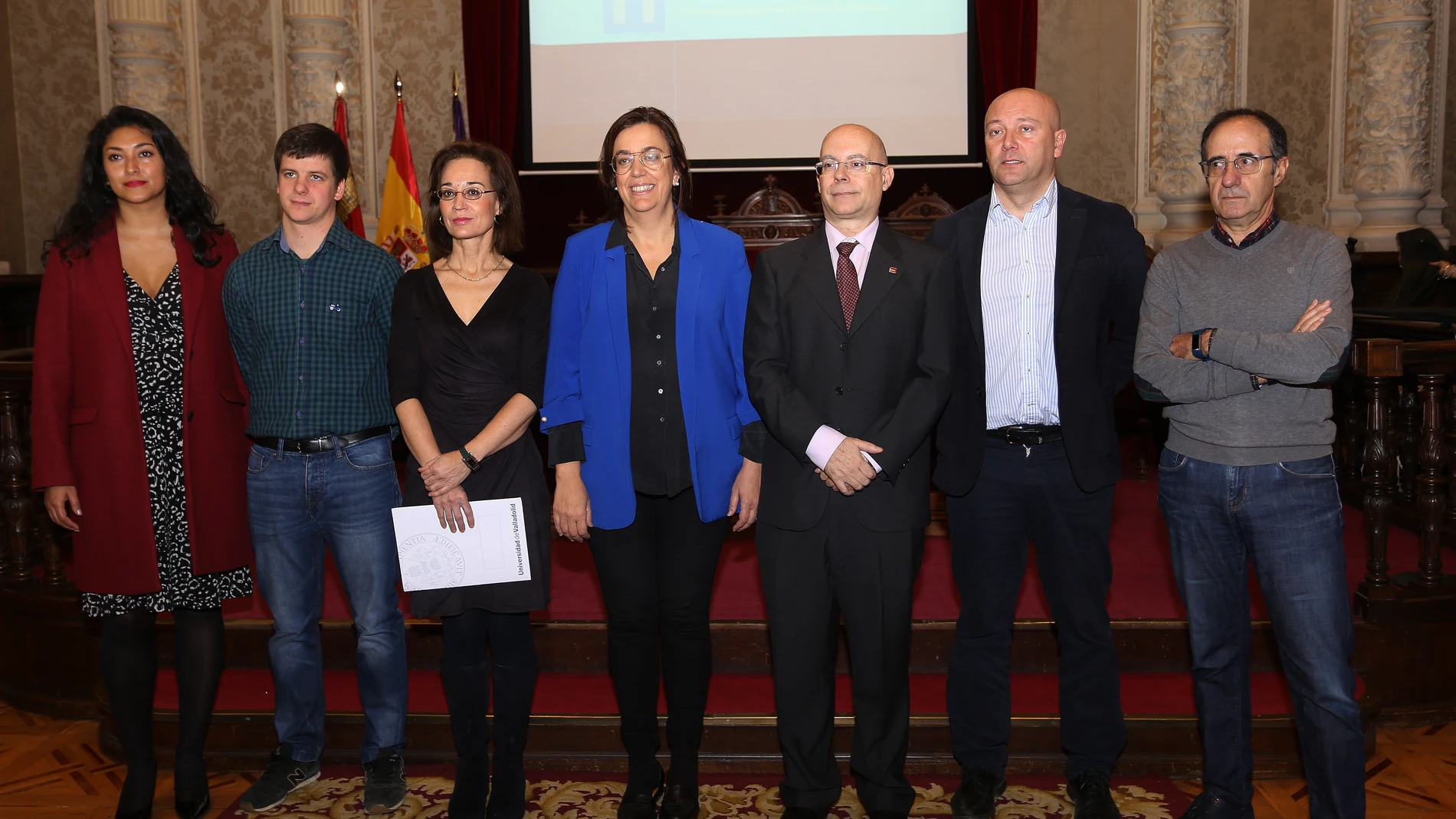 La presidenta de la Diputación Ángeles Armisén (C), junto al vicepresidente primero y diputado de Promoción Económica, Luis Calderón (2D); la Vicerrectora del Campus de Palencia de la Universidad de Valladolid, Amalia Rodríguez (3I) y el Director del Parque Científico de esta institución educativa, Enrique Baeyens (3D); junto a los galardonados de la convocatoria 'Generando valor rural 2019'