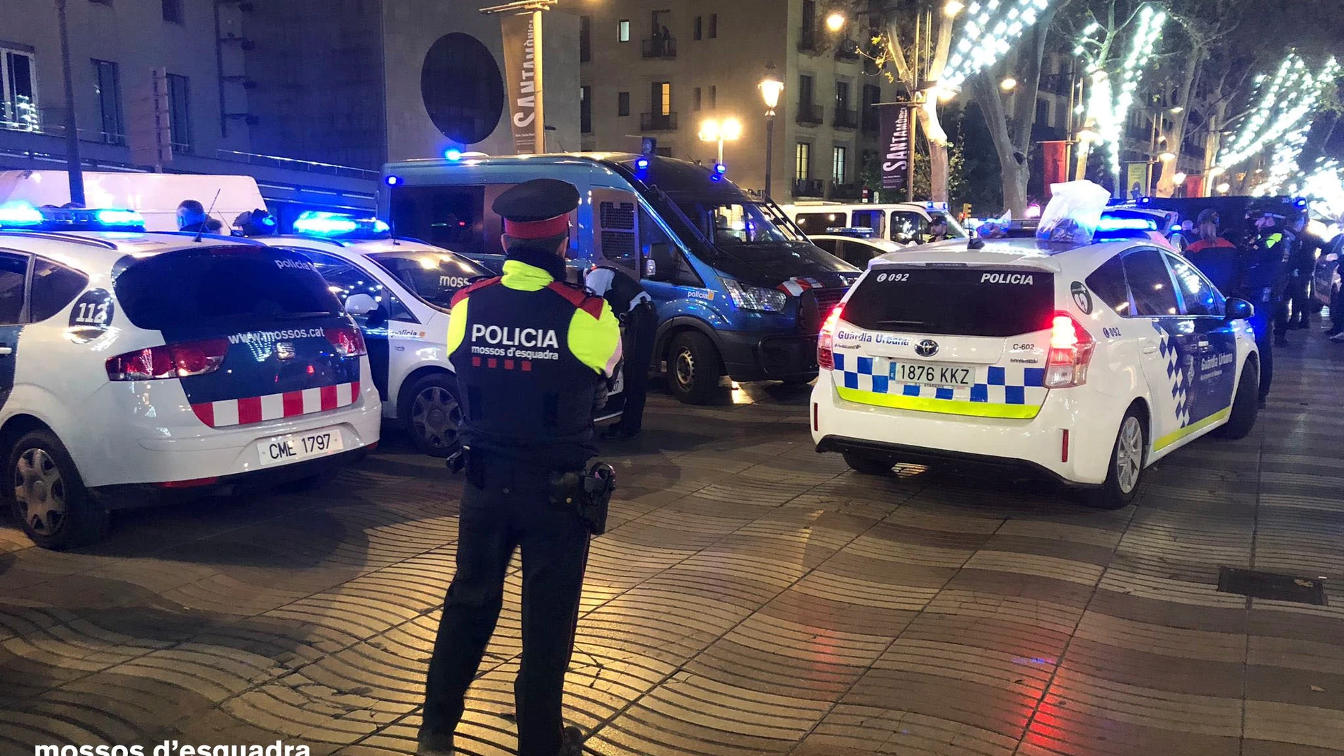 Sucesos.- Detenidas 12 personas en un operativo contra robos y tráfico de drogas en Barcelona