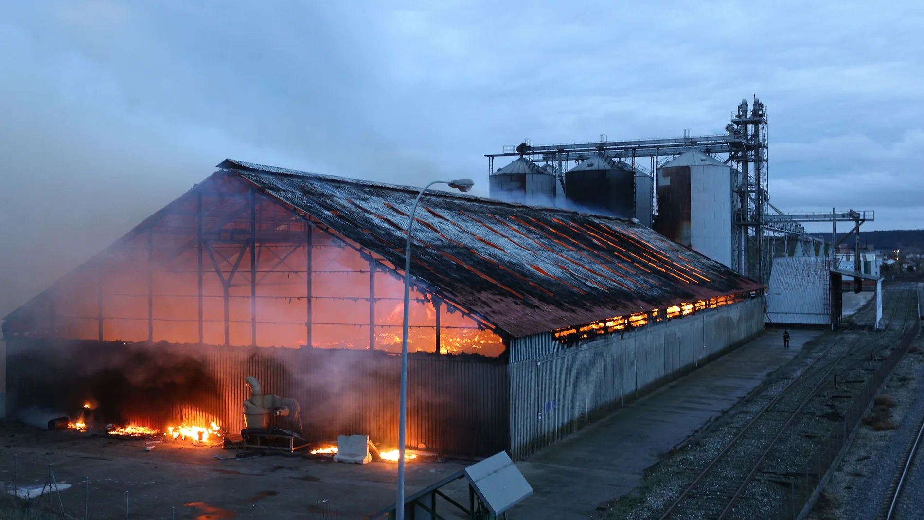 Incendio en el polígono industrial de Venta de Baños (Palencia)Un incendio destruye una nave de almacenaje de subproductos de una industria galletera