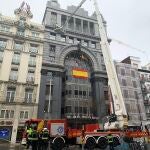 Una mujer en estado crítico tras caerle cascostes de una cornisa en la calle Alcalá de Madrid