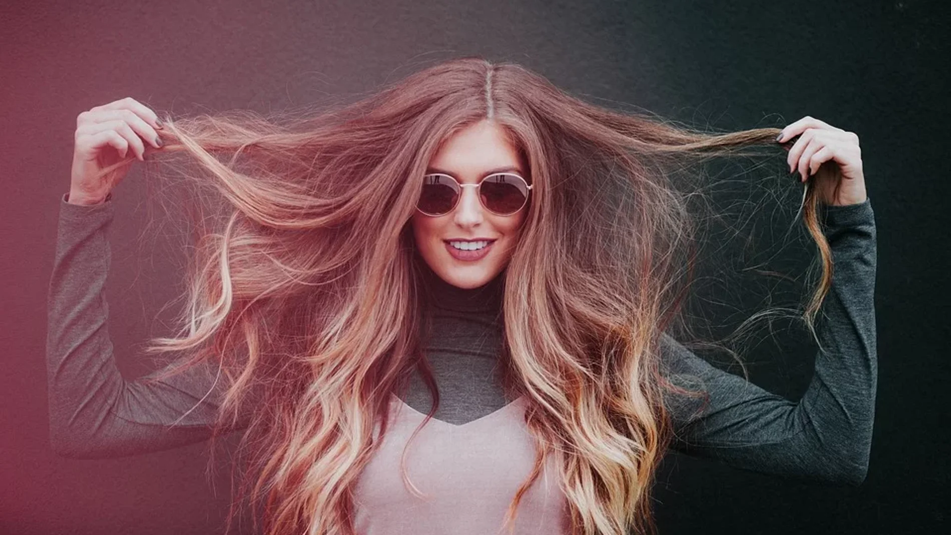 Esta ecológica forma de tintar el cabello la compone una coloración natural a base de pigmentos que, mezclados con agua caliente, forman un barro que se aplica sobre el cabello lavado.