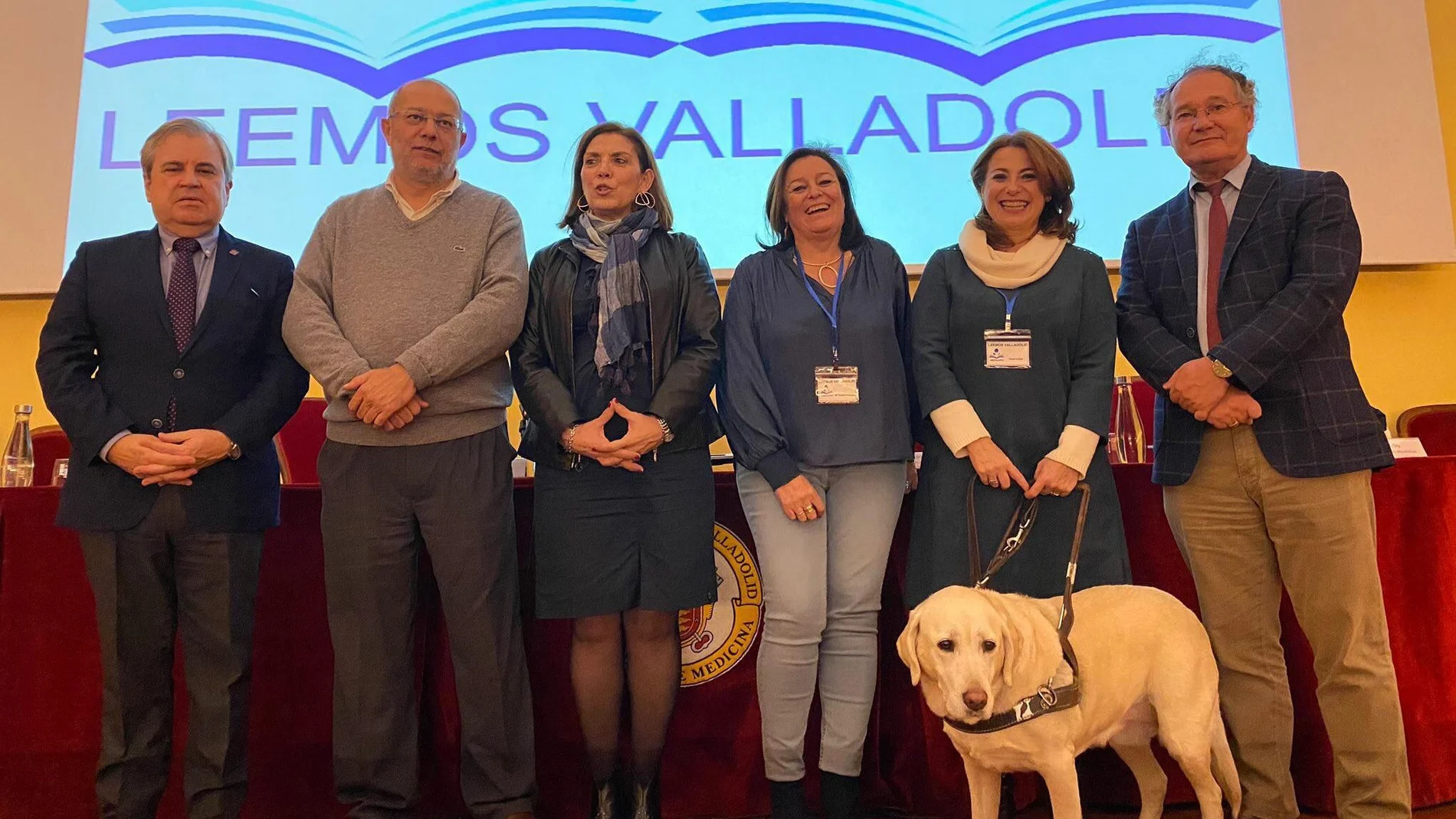 Foro de familia de María Ángeles Paniagua y la escritora ciega Paqui Ayllón, junto al vicepresidente Francisco Igea; la vicerrectora de la UVa, María Ángeles Sobaler; el decano de Medicina, José María Fidel; y el concejal Antonio Otero, en la presentación de la asociación "Leemos Valladolid"