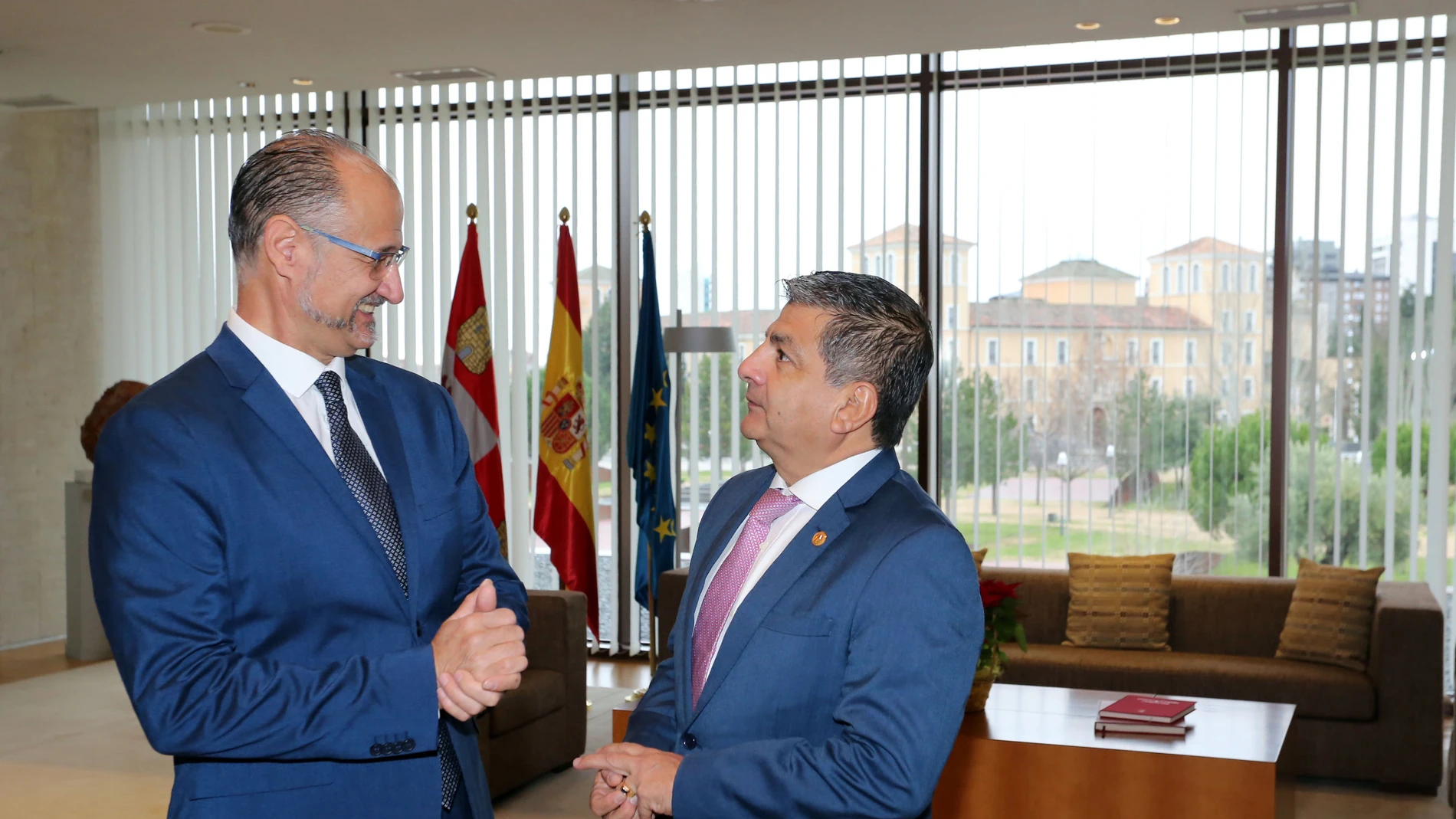 El presidente de las Cortes, Luis Fuentes, recibe al cónsul de Perú en Castilla y León, José Carlos Palomino