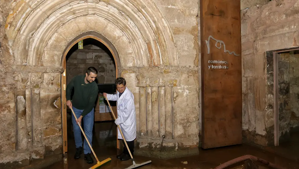 Limpieza de barro en el monasterio de Santa María la Real en Aguilar de Campoo