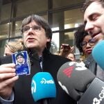 El expresidente de la Generalitat Carles Puigdemont posa con su acreditación de eurodiputado a la salida del Parlamento Europeo