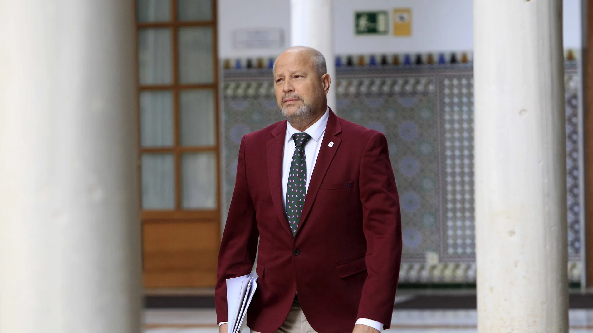 El consejero de Educación, Javier Imbroda, en los pasillos del Parlamento andaluz