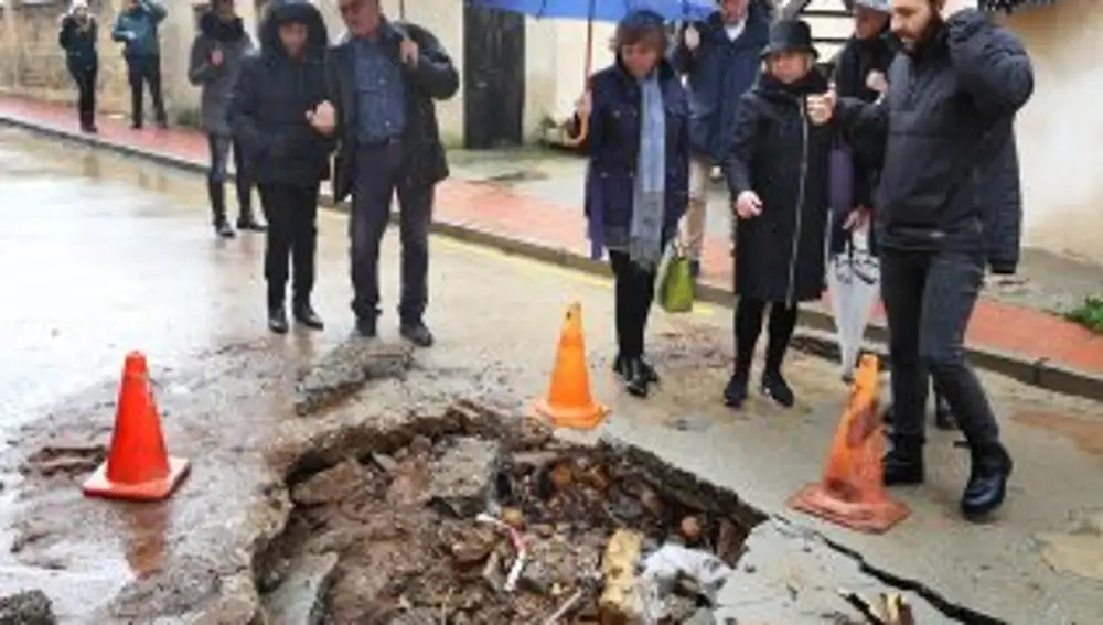 La delegada del Gobierno en Castilla y León y la presidenta de la CHD visitan Barruelo de Santullán por las inundaciones de la zonaLa delegada del Gobierno en Castilla y León, Mercedes Martín, junto con el subdelegado en Palencia, Ángel Miguel, y acompañada por la presidenta de la Confederación Hidrográfica del Duero (CHD), Cristina Danés; junto al alcalde de Cristian Delgado, en su visita a Barruelo de Santullán por las inundaciones sufridas