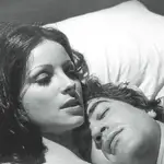 Amparo Muñoz y Patxi Andión, en una escena de la película «La otra alcoba»