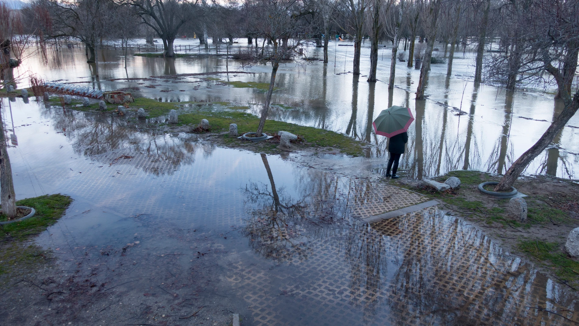Río Adaja desbordado a su paso por la ciudad de Ávila.Foto: Ricardo Muñoz