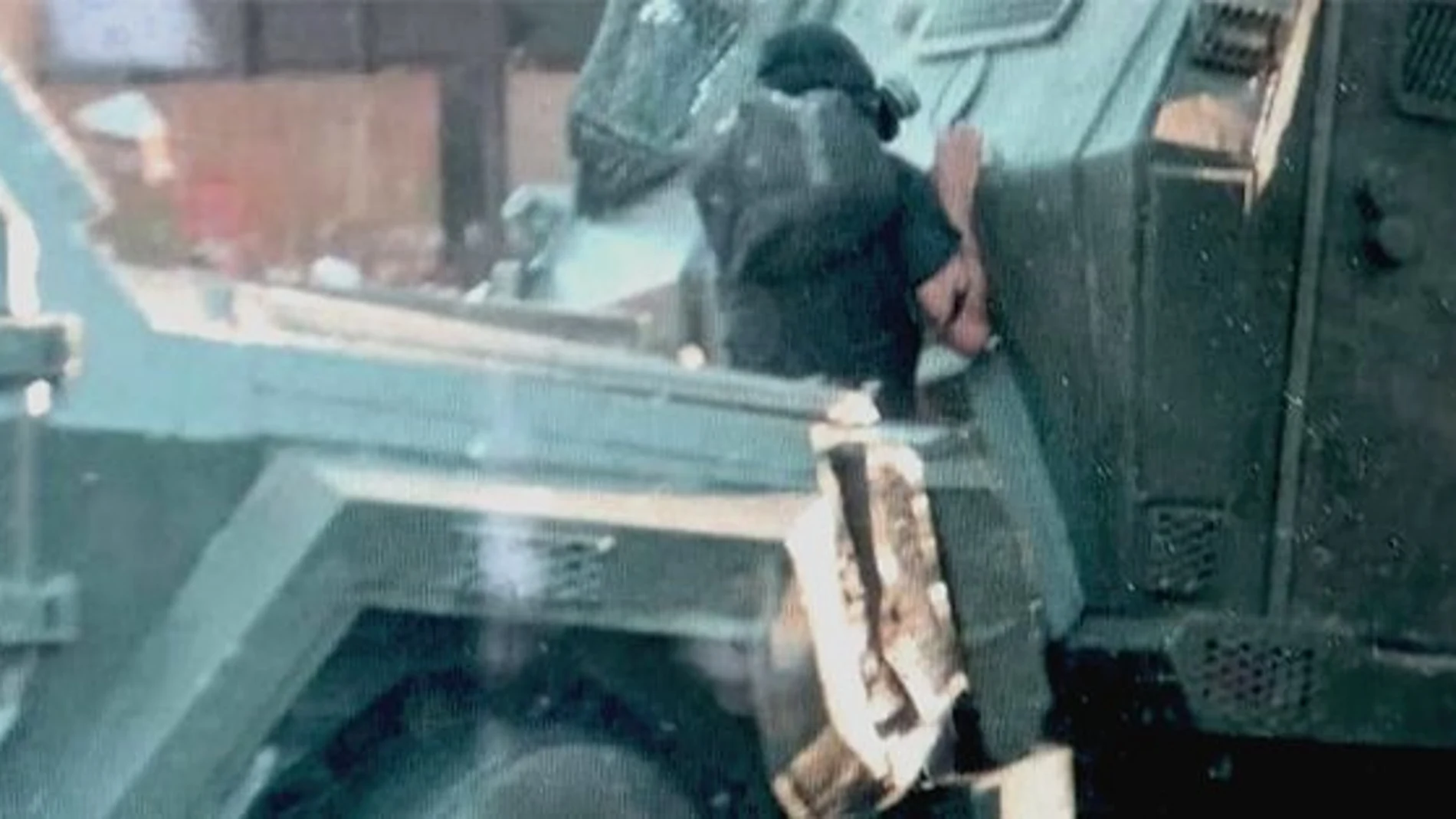 Imagen del joven atropellado por dos tanquetas tomada de un vídeo