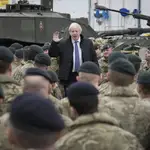 Boris Johnson se dirige a las tropas británicas desplegadas en Estonia