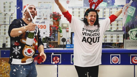 El lotero José María Nogales celebra junto a su mujer el Gordo de Navidad.