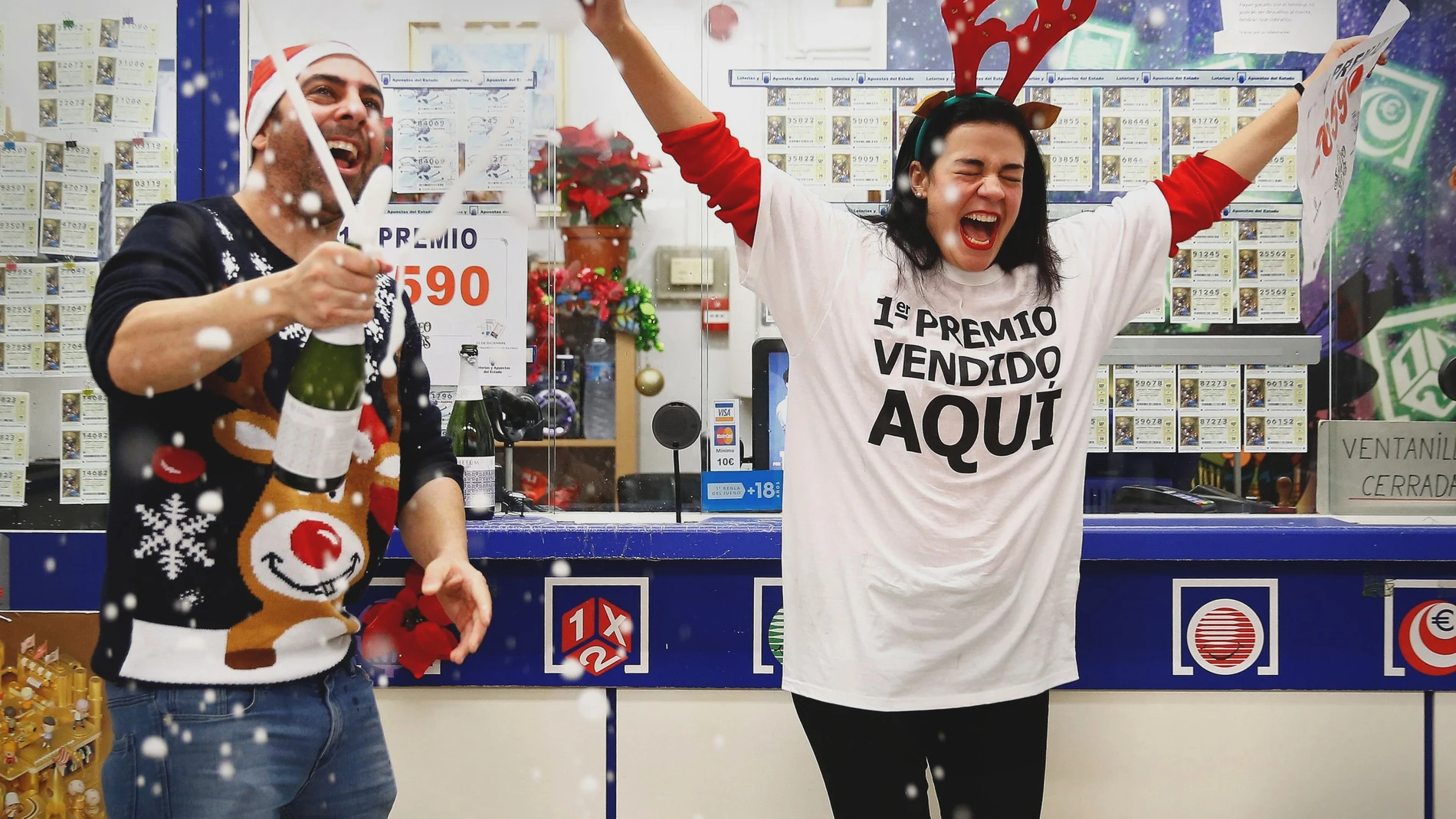 El lotero José María Nogales celebra junto a su mujer el Gordo de Navidad.