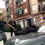  Un hombre destroza su propio coche tras ser multado por la Policía en Valencia