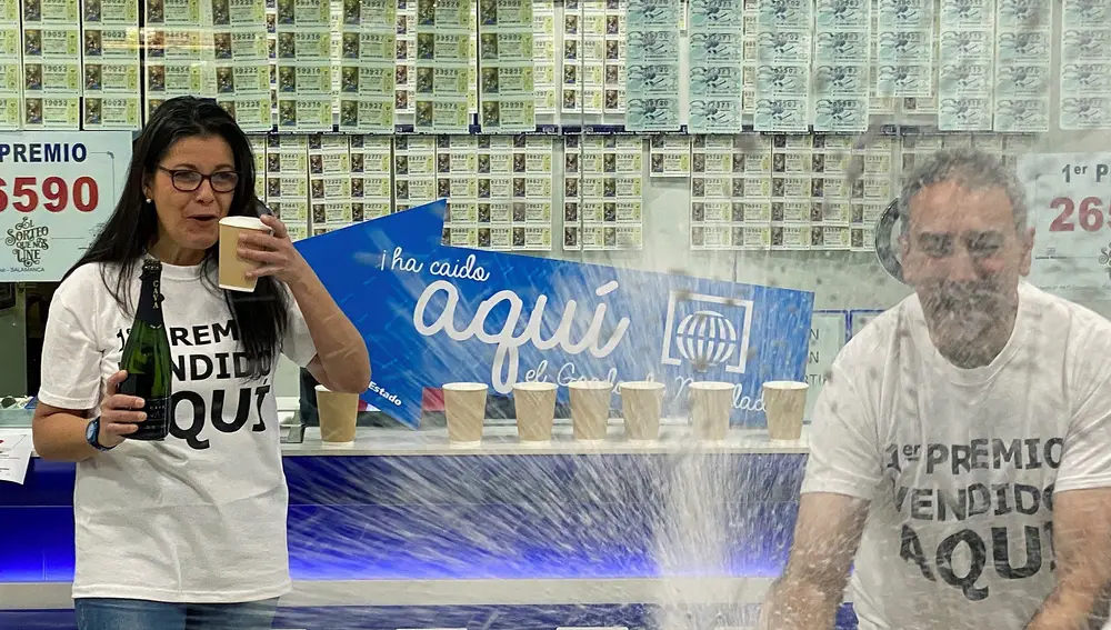 GRAF3301 SALAMANCA. 22/12/2019.- Un despacho situado en el centro comercial Carrefour de Salamanca, en la Avenida de Agustinos Recoletos, ha repartido 100 millones de euros en 25 series del Gordo, el primer premio del sorteo extraordinario de la Lotería de Navidad, que ha salido a las 9,20 horas y recaído en el número 26.590.En la foto, los encargados del despacho de lotería celebran el número agraciado. EFE/J.M. Garcia