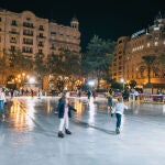 Niños en la pista de hielo instalada en la Plaza del Ayuntamiento de Valencia