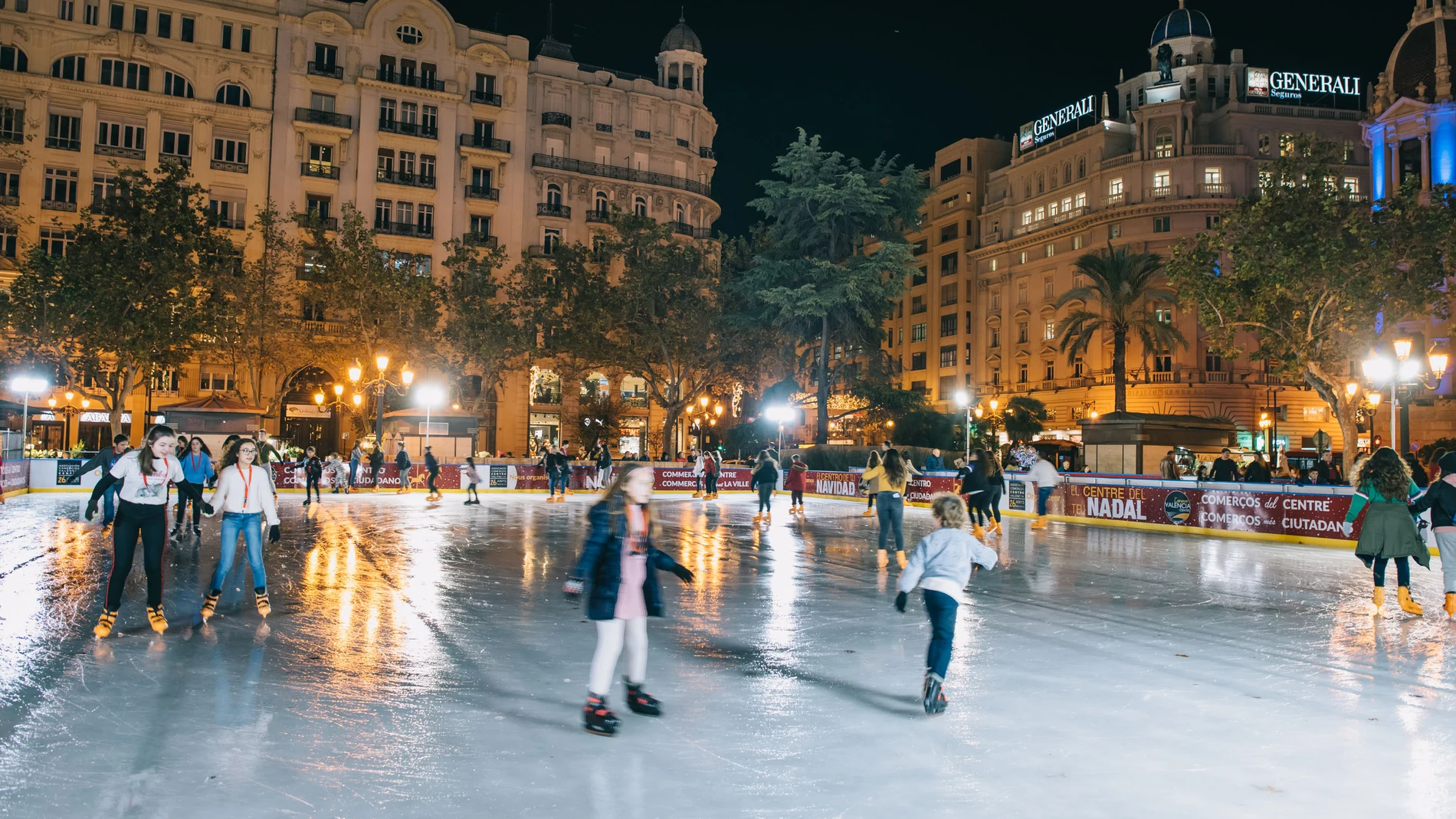 Niños en la pista de hielo instalada en la Plaza del Ayuntamiento de Valencia