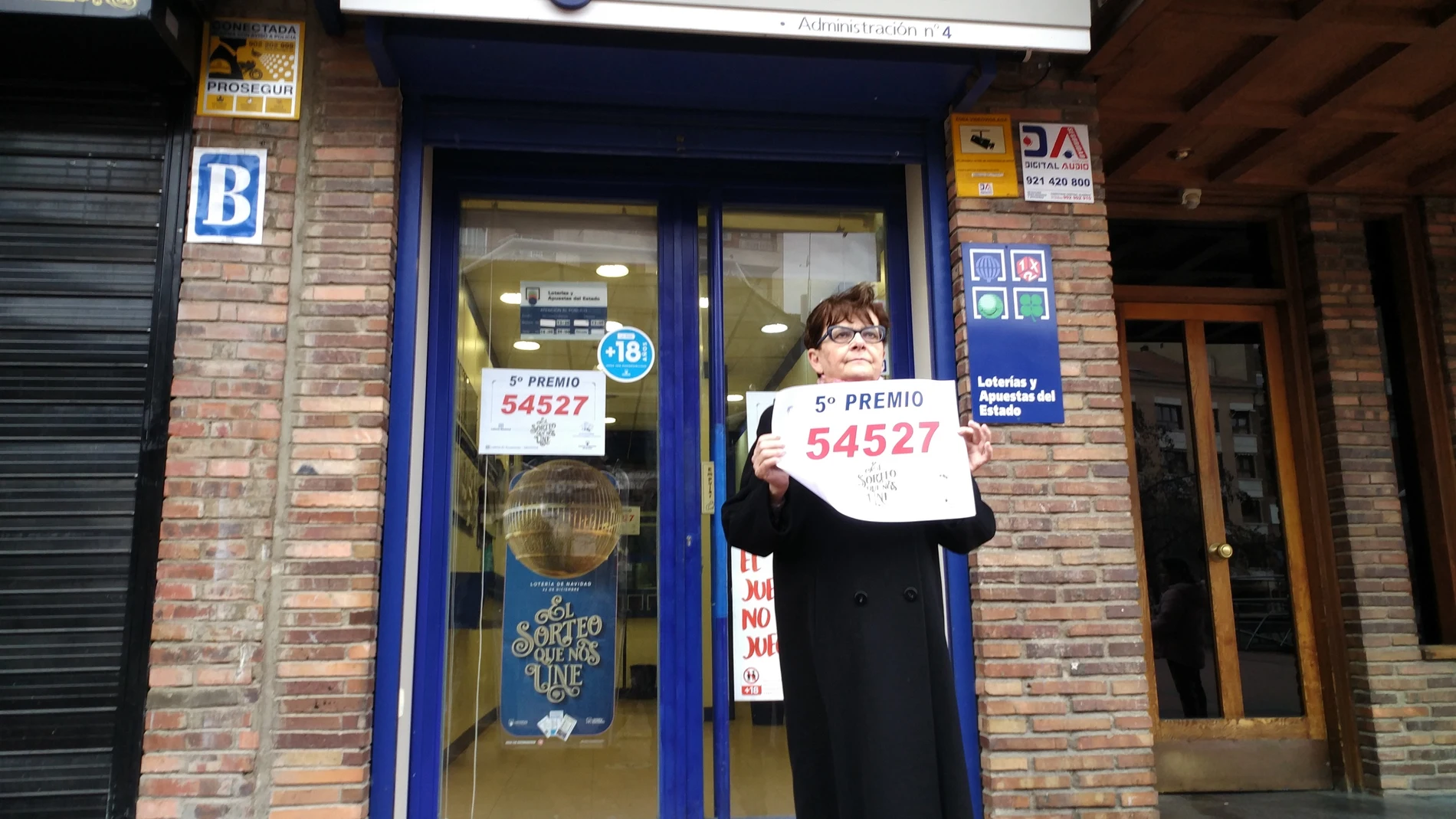 Lotería.El 54.527, vendido íntegro en Segovia, sonríe a los clientes de un bar que cerró pero siguen jugando este número