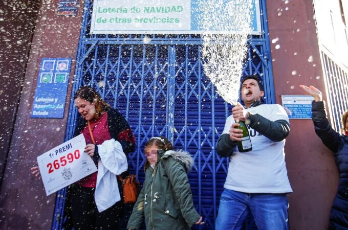 Los propietarios de una administración de Barcelona celebran que dieron El Gordo de la Lotería de Navidad en 2019