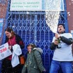 Los propietarios de una administración de Barcelona celebran que dieron El Gordo de la Lotería de Navidad en 2019