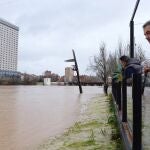 GRAF3411. VALLADOLID, 22/12/2019.- El temporal que azota los últimos días la península ibérica afecta este domingo a Castilla y León con rachas de viento de hasta 100 kilómetros por hora, así como con inundaciones en algunas carreteras a causa de las crecidas de los ríos de la Cuenca del Duero. En la imagen, Varias personas observan el caudal del Pisuerga a su paso por la ciudad de Valladolid, que ha superado el nivel de alarma. EFE/NACHO GALLEGO