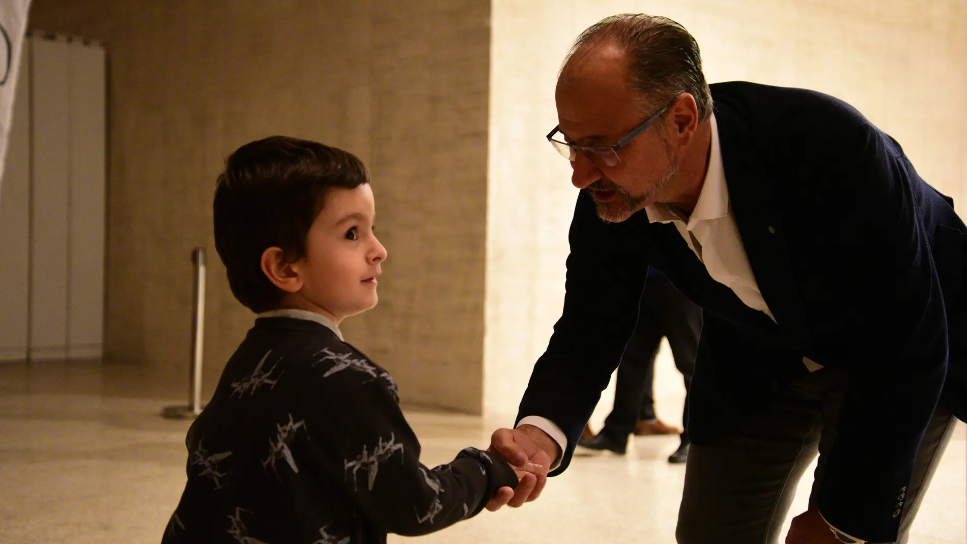 El presidente de las Cortes, Luis Fuentes, saluda a un joven visitante