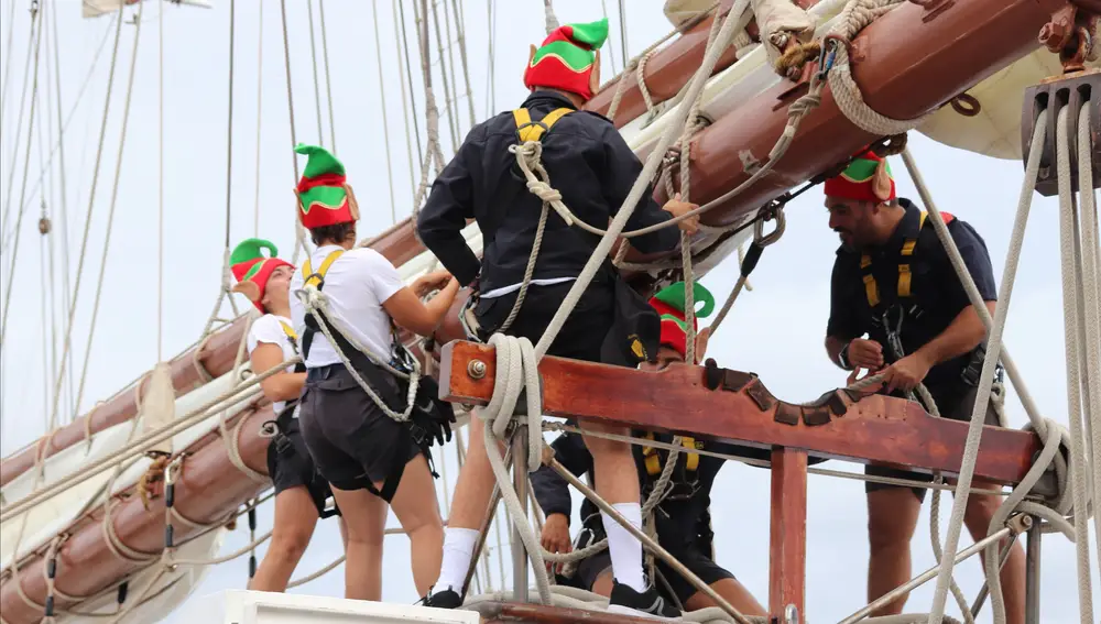 El &quot;Juan Sebastián de Elcano&quot; pasa su particular Navidad veraniega navegando camino de Mar de Plata y Buenos Aires