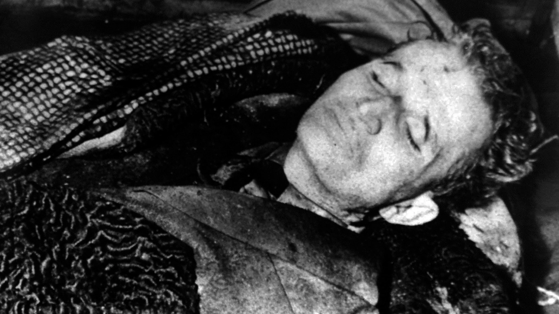 Una de las imágenes emitidas por la televisión del cuerpo sin vida de Nicolae Ceausescu