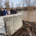 El consejero de Fomento y Medio Ambiente, Juan Carlos Suárez-Quiñones visita la localidad vallisoletana de Simancas para interesarse sobre la crecida del río Pisuerga