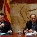 El presidente de la Generalitat, Quim Torra, acompañado por el vicepresidente, Pere Aragonés (i), durante la última reunión del Govern antes de las fiestas navideñas, después de que el TSJC le haya condenado a año y medio de inhabilitación y que el TJUE haya avalado la inmunidad como eurodiputado a Oriol Junqueras. EFE/Quique Garcia