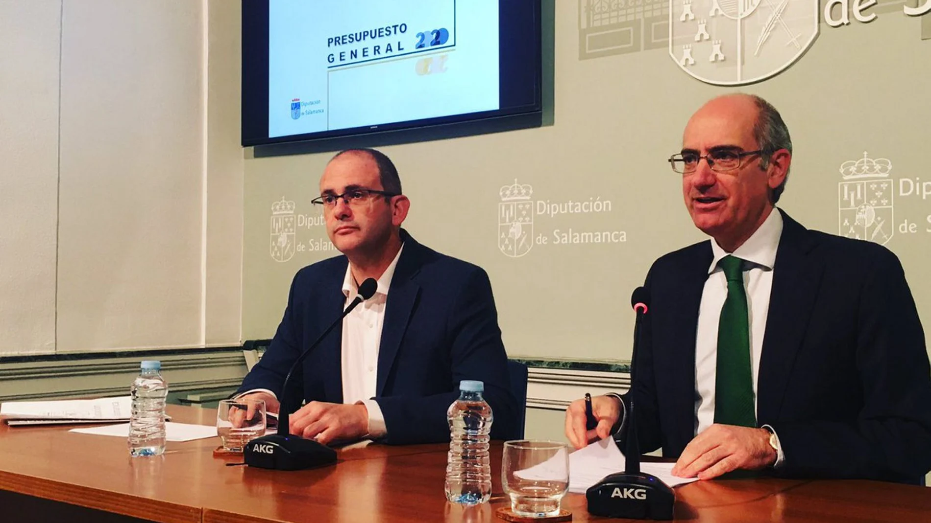 El presidente de la Diputación, Javier Iglesias, acompañado por el diputado Antonio Luis Martín, presenta el presupuesto para 2020