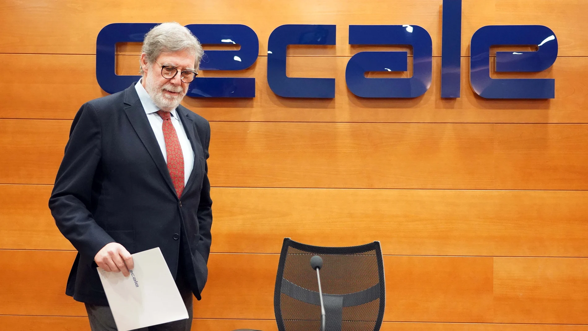 El presidente de los empresarios de Castilla y León, Santiago Aparicio, momentos antes de atender a la prensa