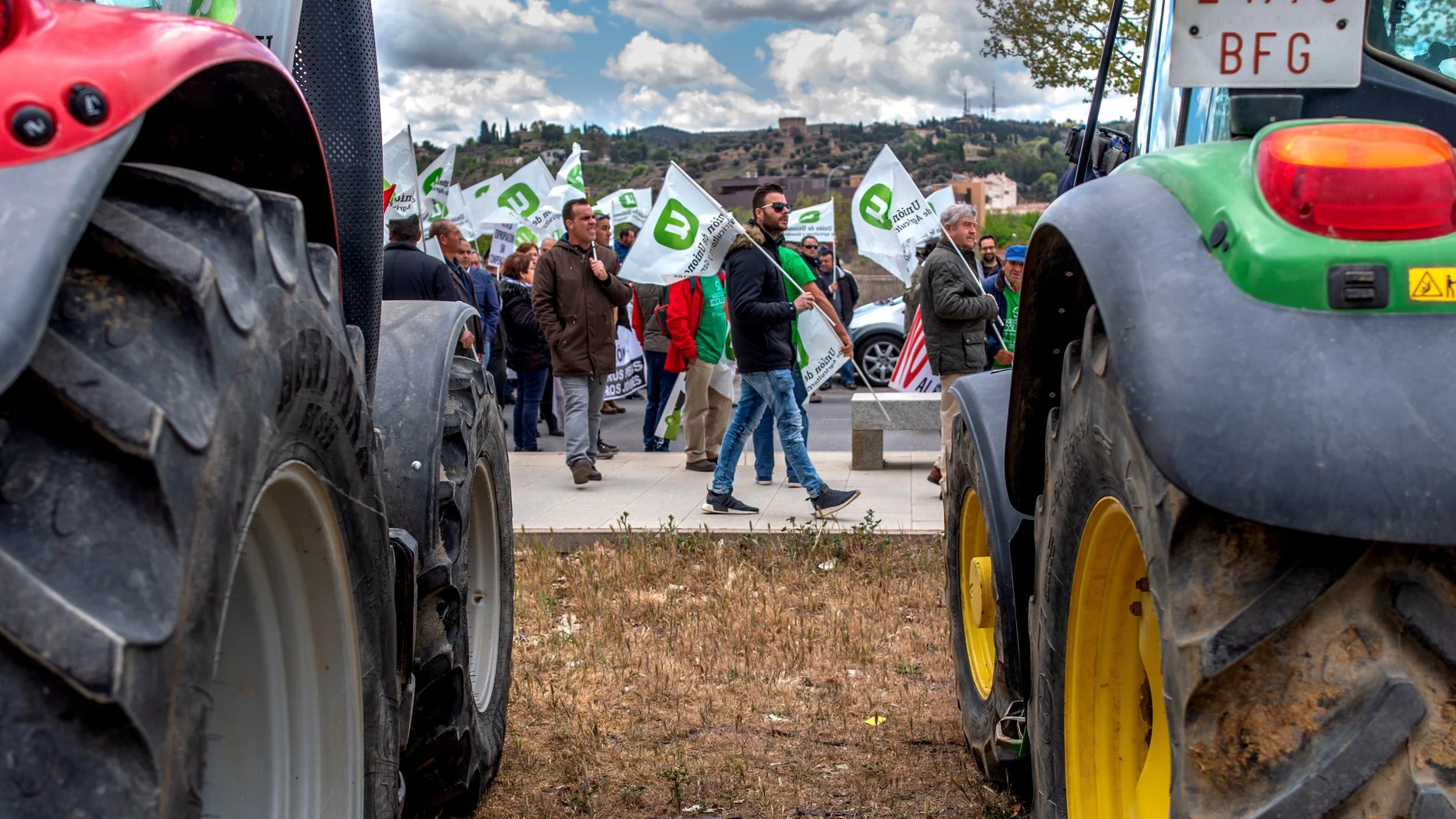 Centenares de agricultores y ganaderos se manifiestan en Toledo para defender su trabajo y su futuro ante la Consejería de Agricultura y la Delegación del Gobierno