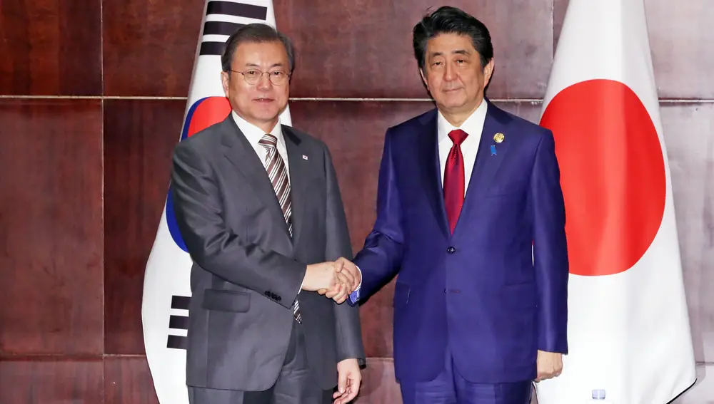 El presidente de Corea del Sur, Moon Jae In y el primer ministro japonés, Shinzo Abe