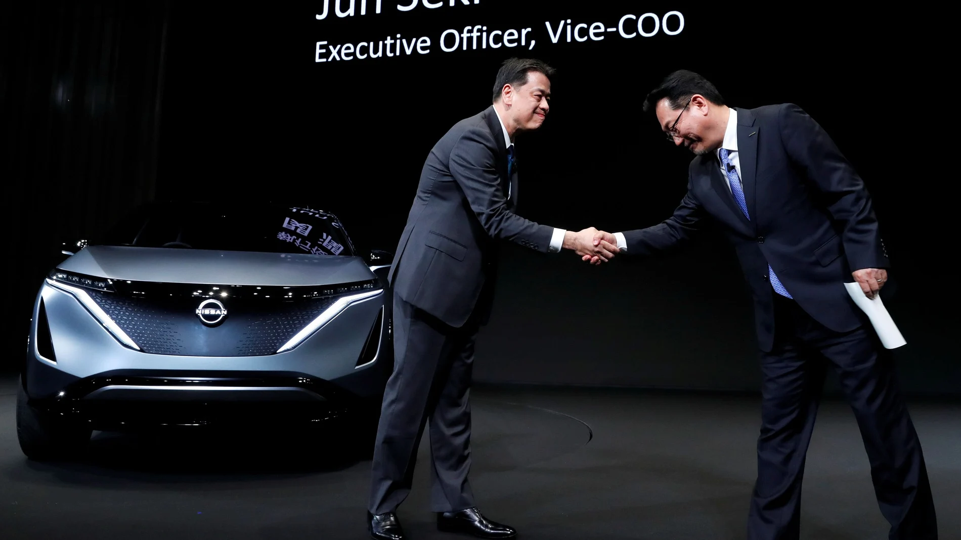 FILE PHOTO: Nissan Motor's chief executive Makoto Uchida shakes hands with Nissan Motor's executive officer vice-COO Jun Seki during a news conference in Yokohama